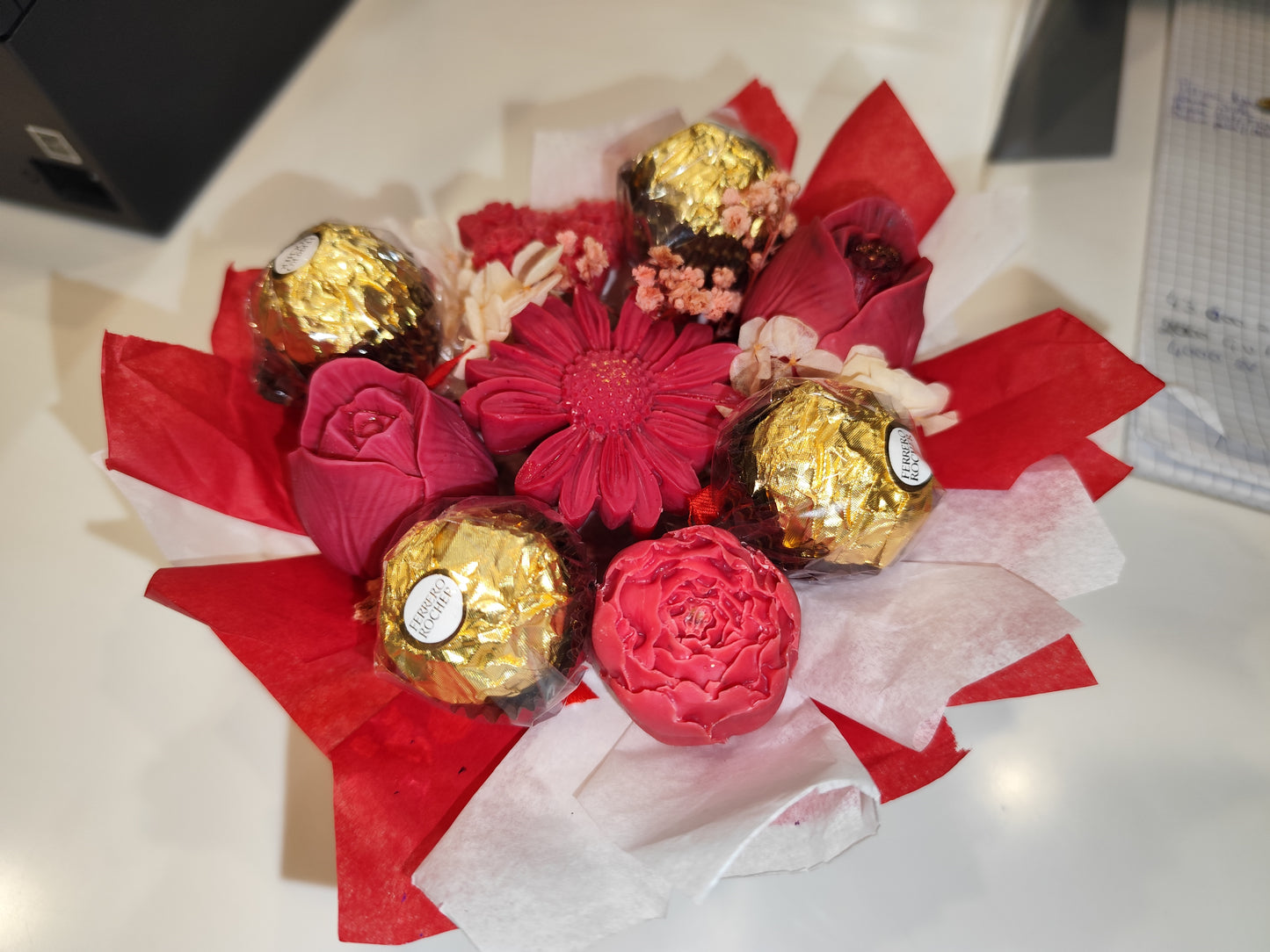 Candela al profumo di fiore di Sakura con Ferrero Rocher