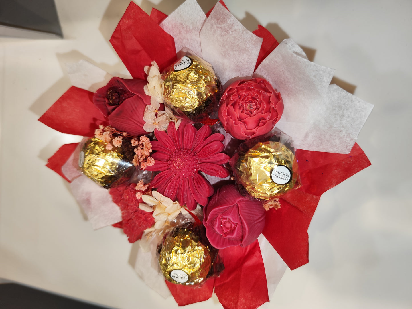 Candela al profumo di fiore di Sakura con Ferrero Rocher